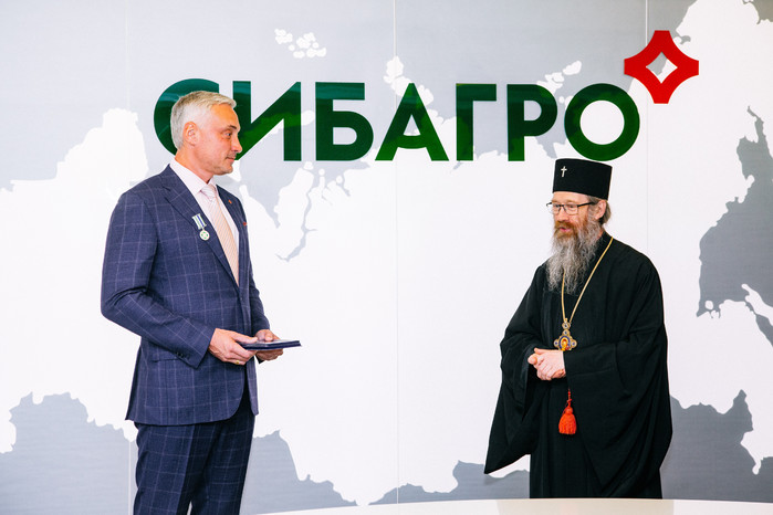 Митрополит Ростислав вручил медаль святителя Макария (Невского) главе «Сибагро»