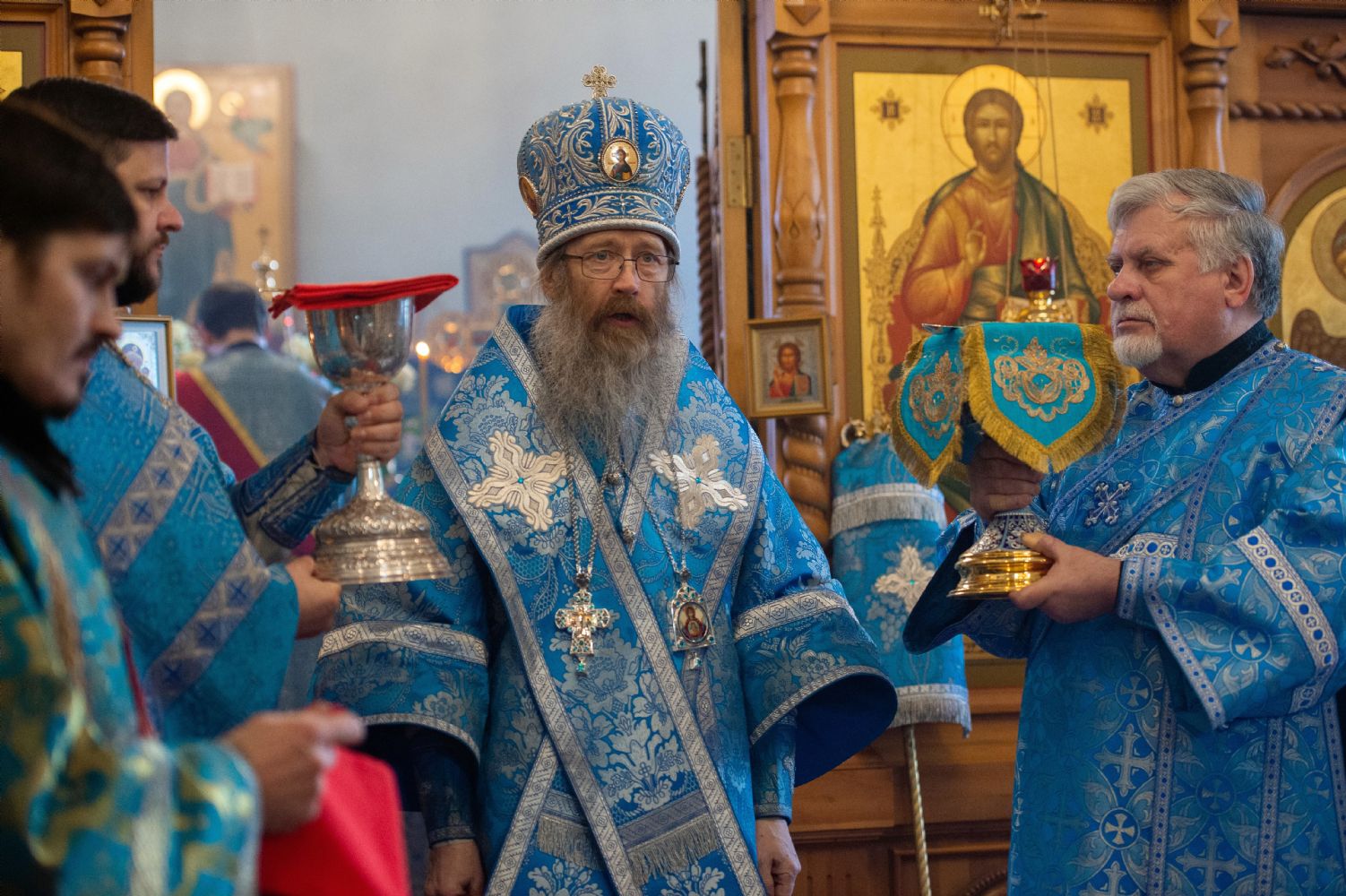 Престольные торжества в Знаменской церкви отметили архиерейским богослужением