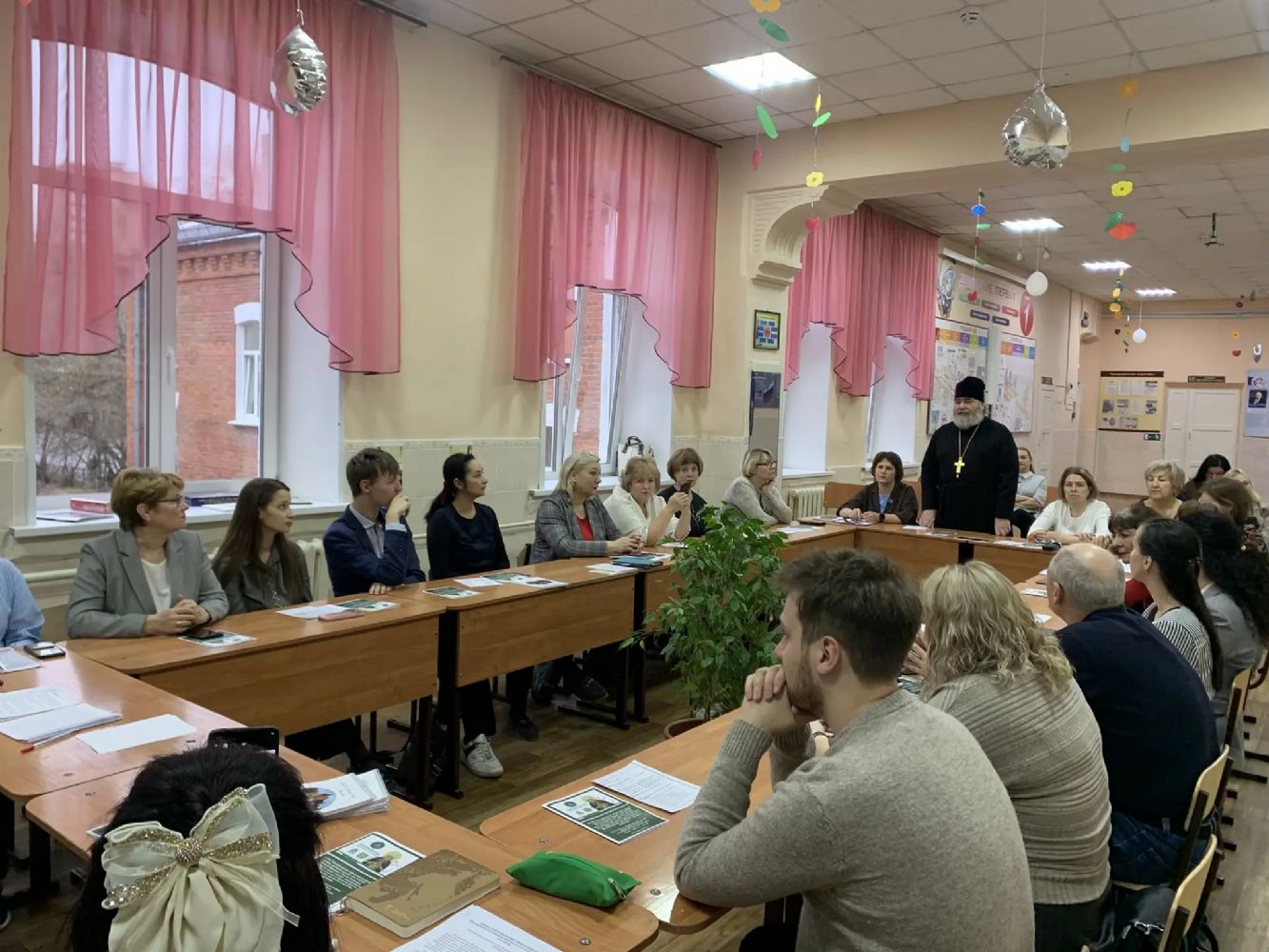 В подшефной школе Знаменского прихода состоялся круглый стол в рамках Макариевских чтений