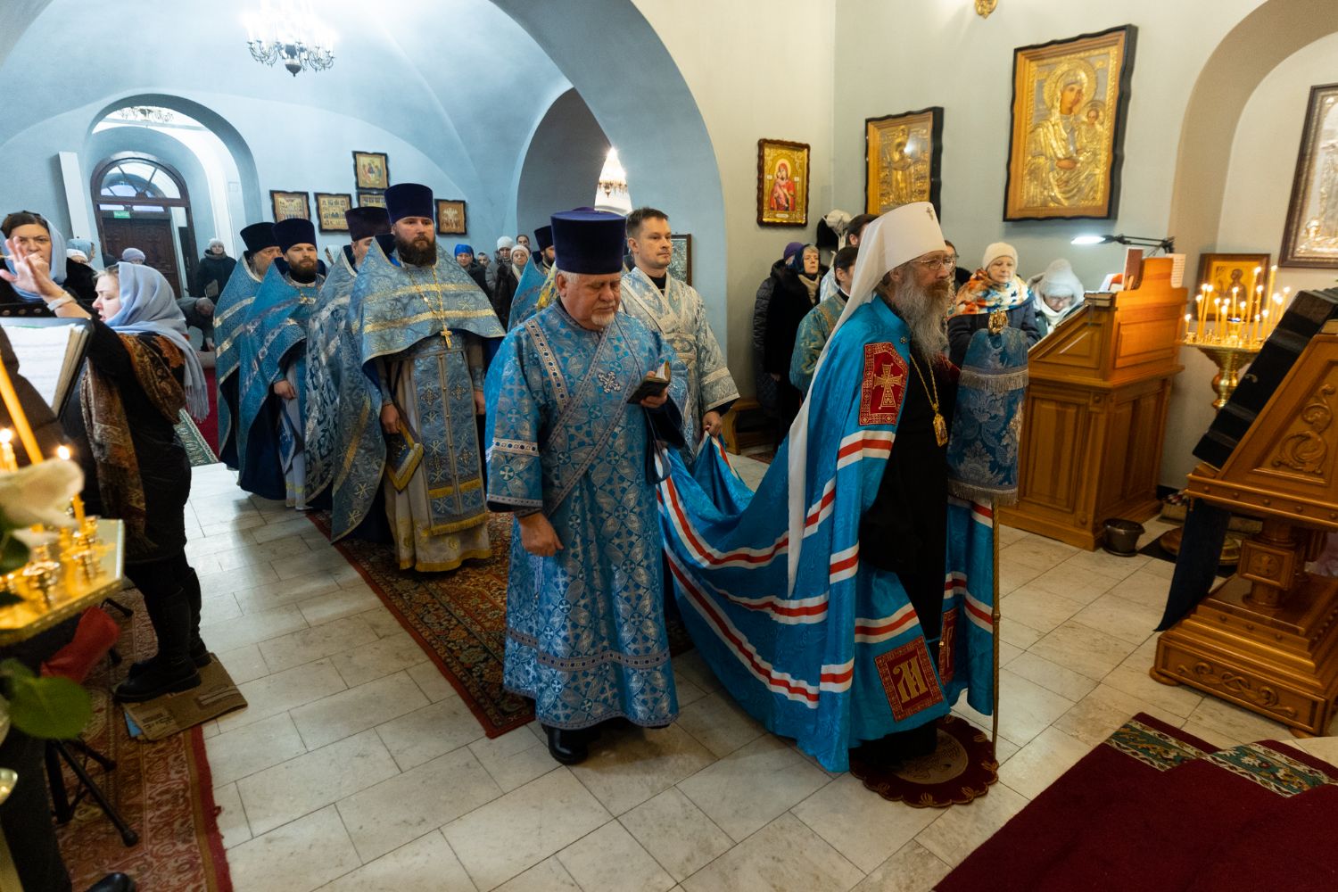 Торжественное архиерейское богослужение в день престольного праздника и 20-летия Знаменского придела