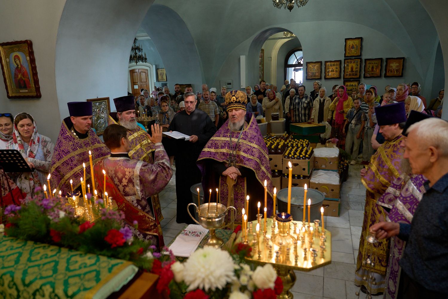 В Знаменском храме освятили первый мед на празднике Медового Спаса