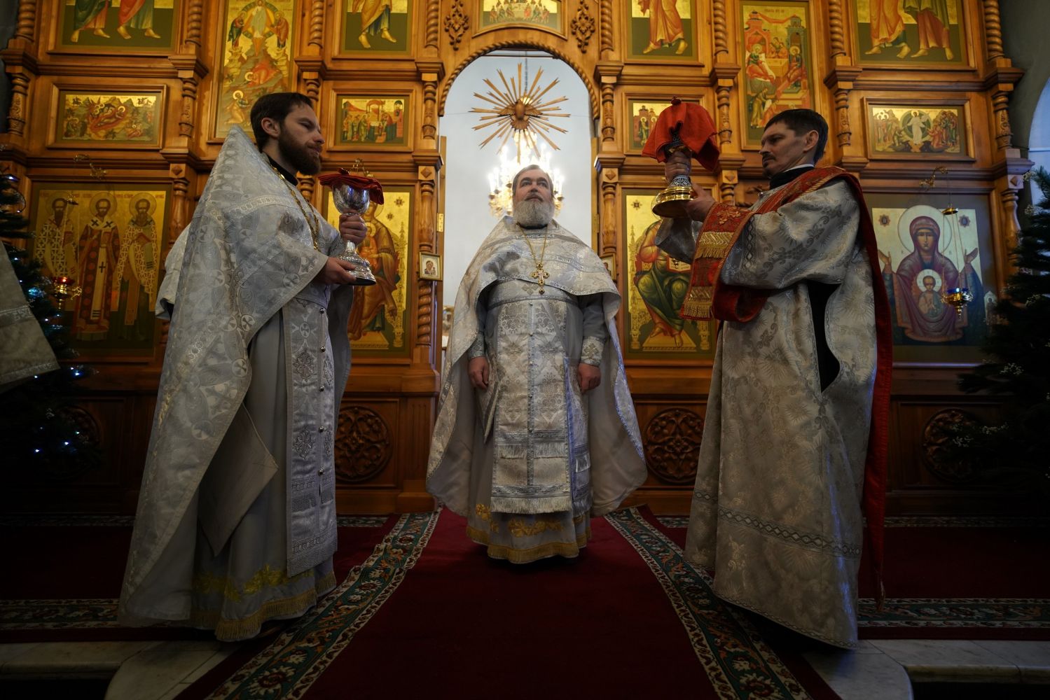 В Знаменском храме праздничной Литургией встретили Рождество Христово