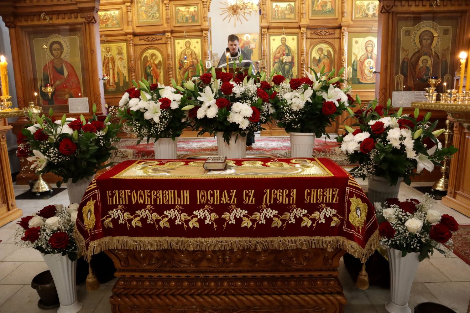 В Великую пятницу в Знаменском храме совершили вынос Святой Плащаницы