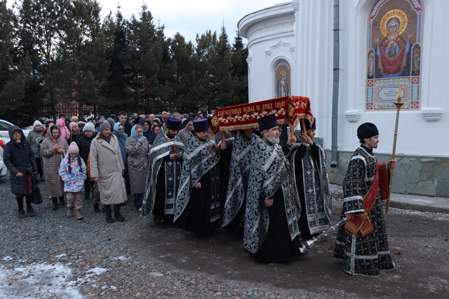 В канун Великой субботы в Знаменском храме совершили чин погребения Плащаницы с крестным ходом