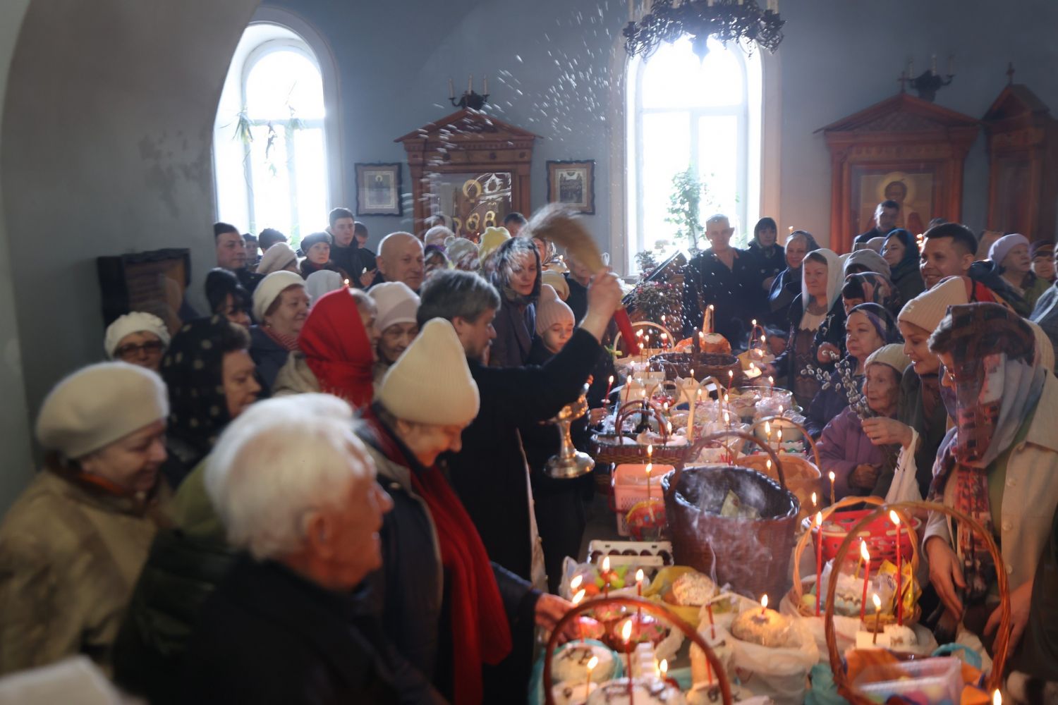 В Великую субботу в Знаменском храме совершили освящение пасок и куличей