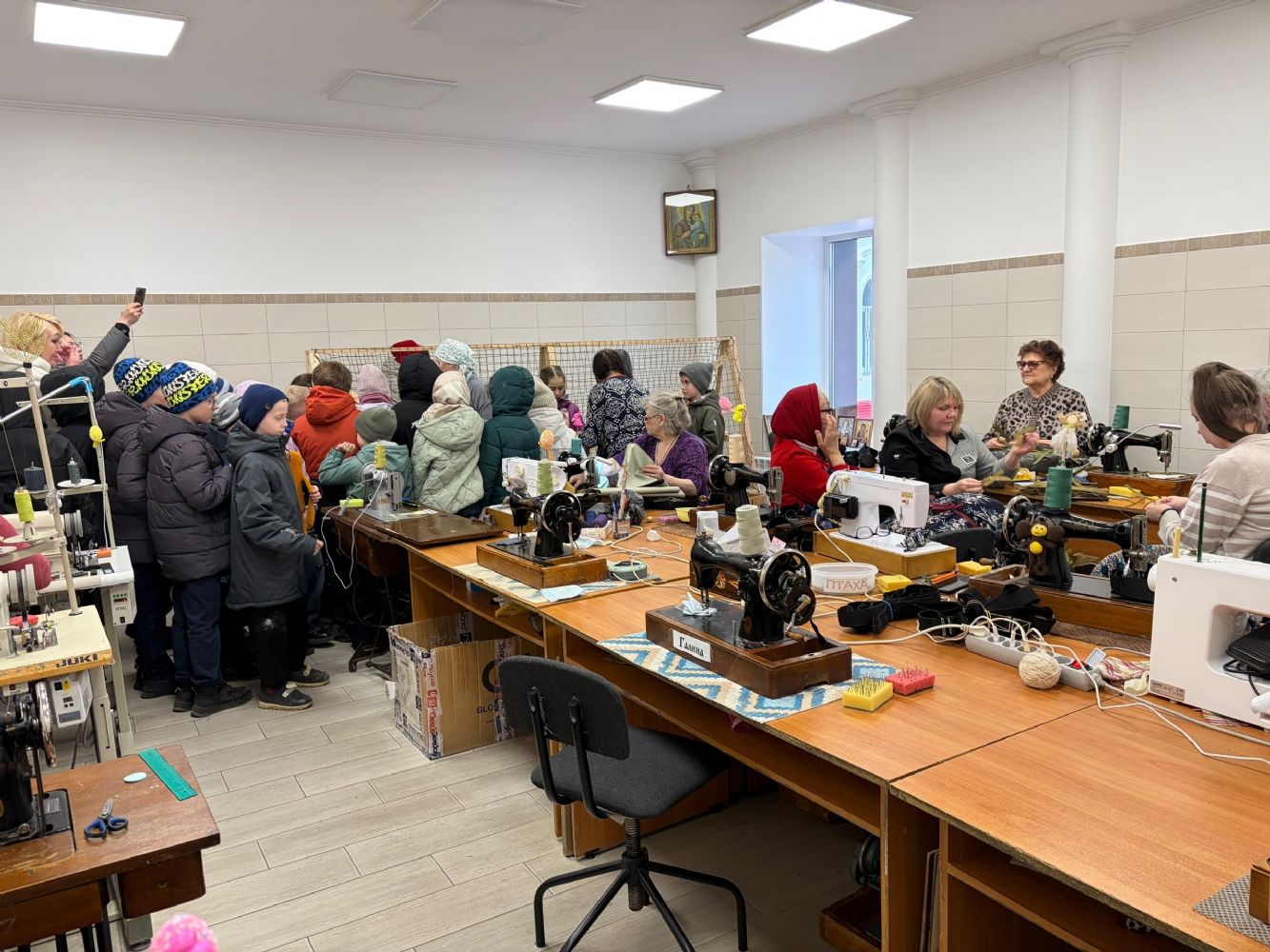 Звон колоколов и уроки рукоделия: ученики Мариинской гимназии №3 побывали в гостях у Знаменского храма