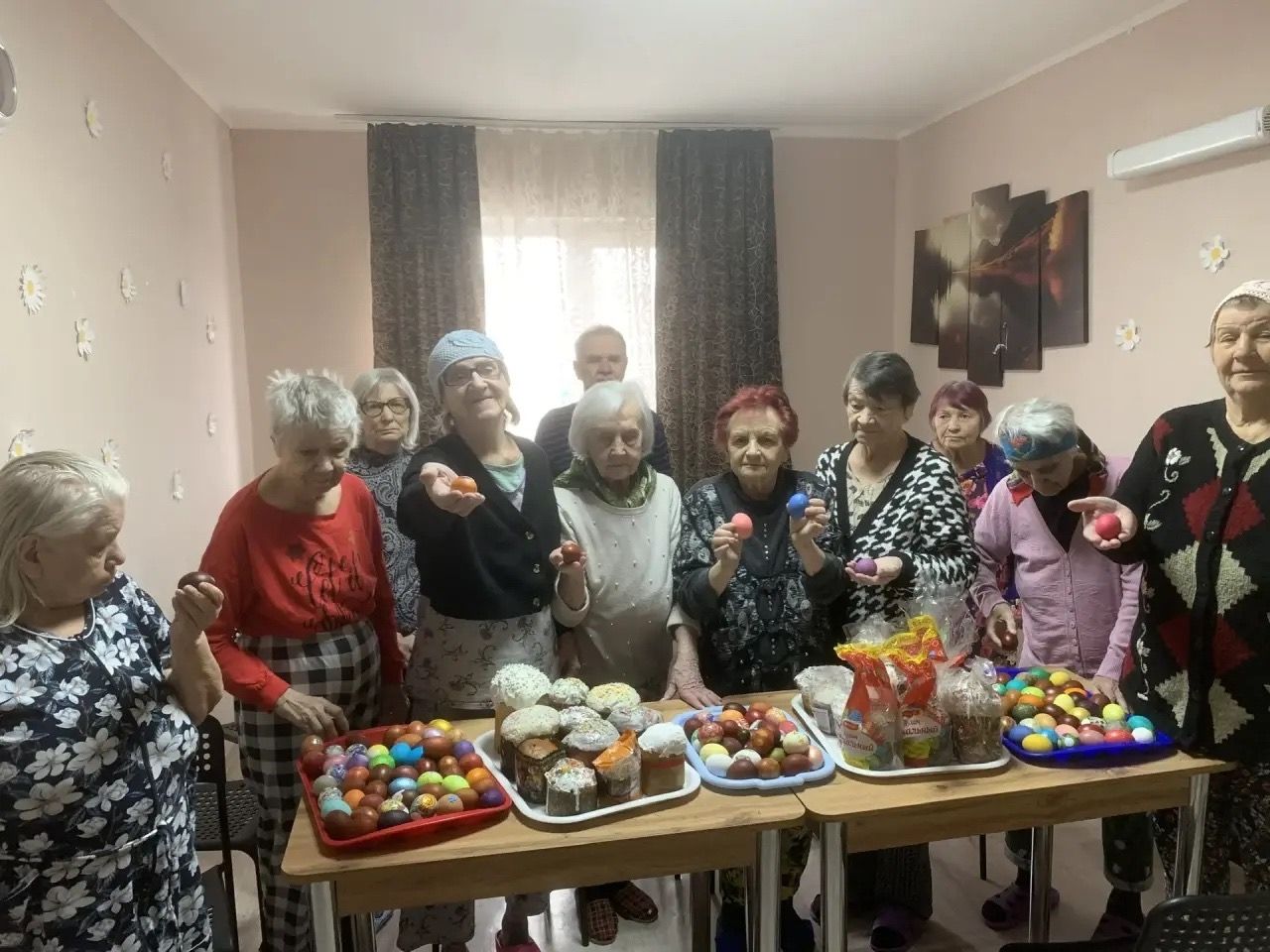 Радость о Христе для тех, кто ждет: Знаменский храм поздравил постояльцев пансионата «Южный» с Пасхой