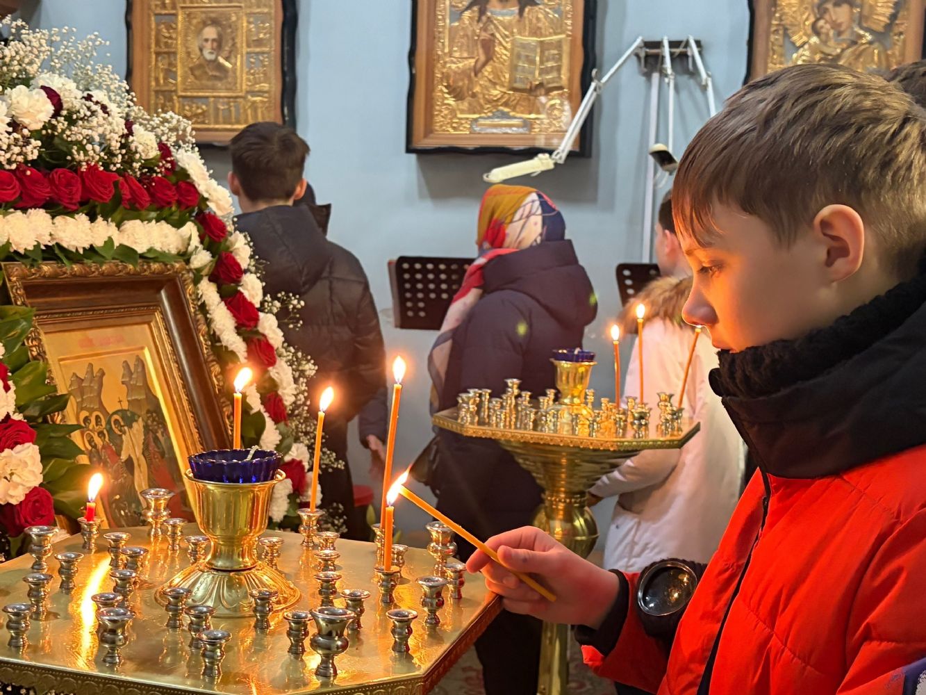 Дело веры и добрые руки: ученики гимназии «Томь» посетили Знаменский храм и поработали в швейной мастерской для бойцов СВО