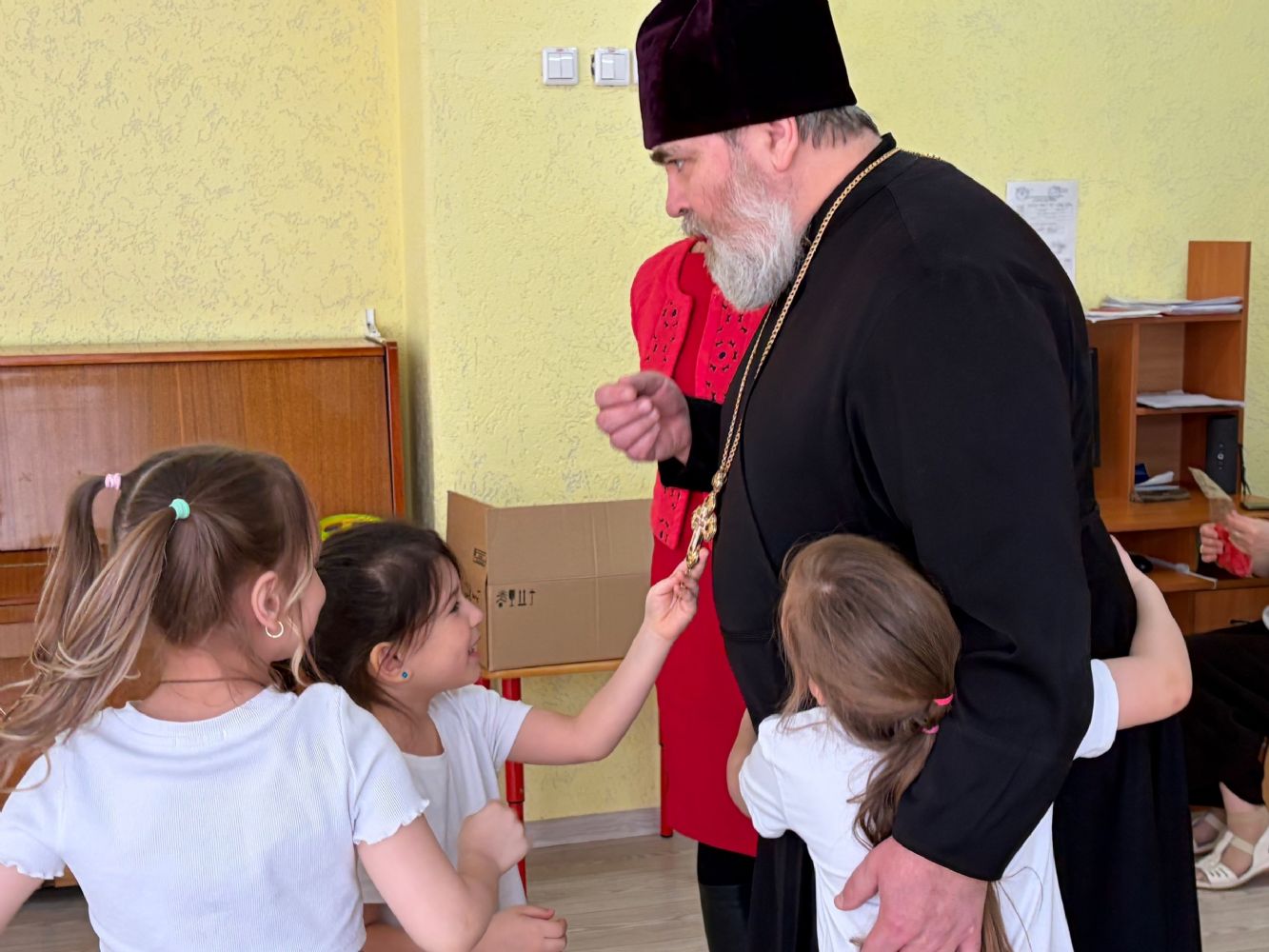 Пасхальная радость для малышей: Знаменский храм принес праздник в детский сад №46