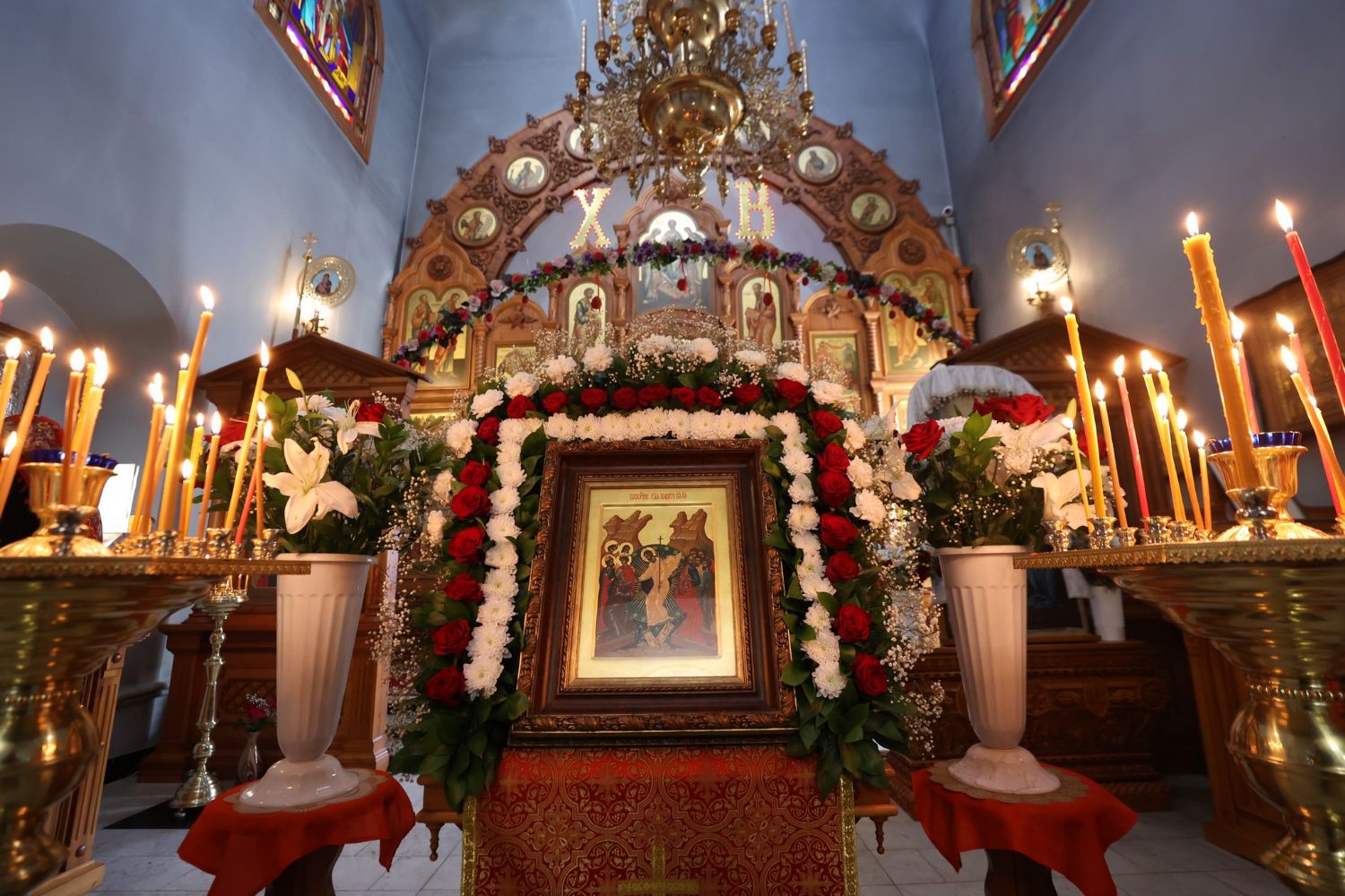 В Светлую субботу митрополит Ростислав совершил Литургию в Знаменском храме и раздробил артос