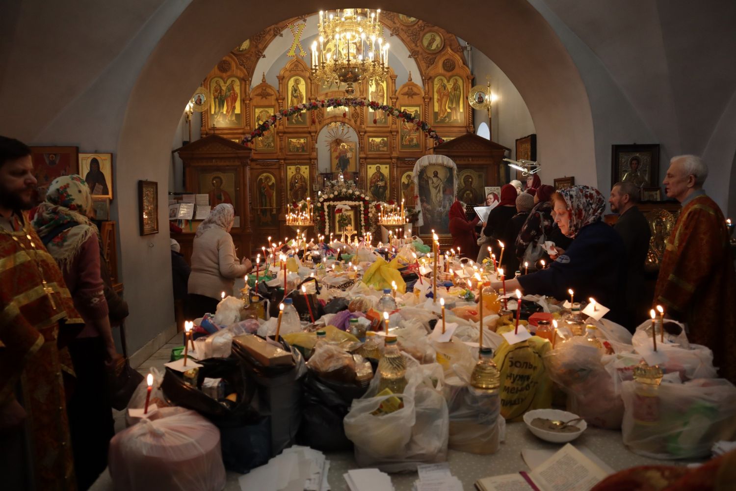 В Радоницу в Знаменском храме совершили поминовение усопших