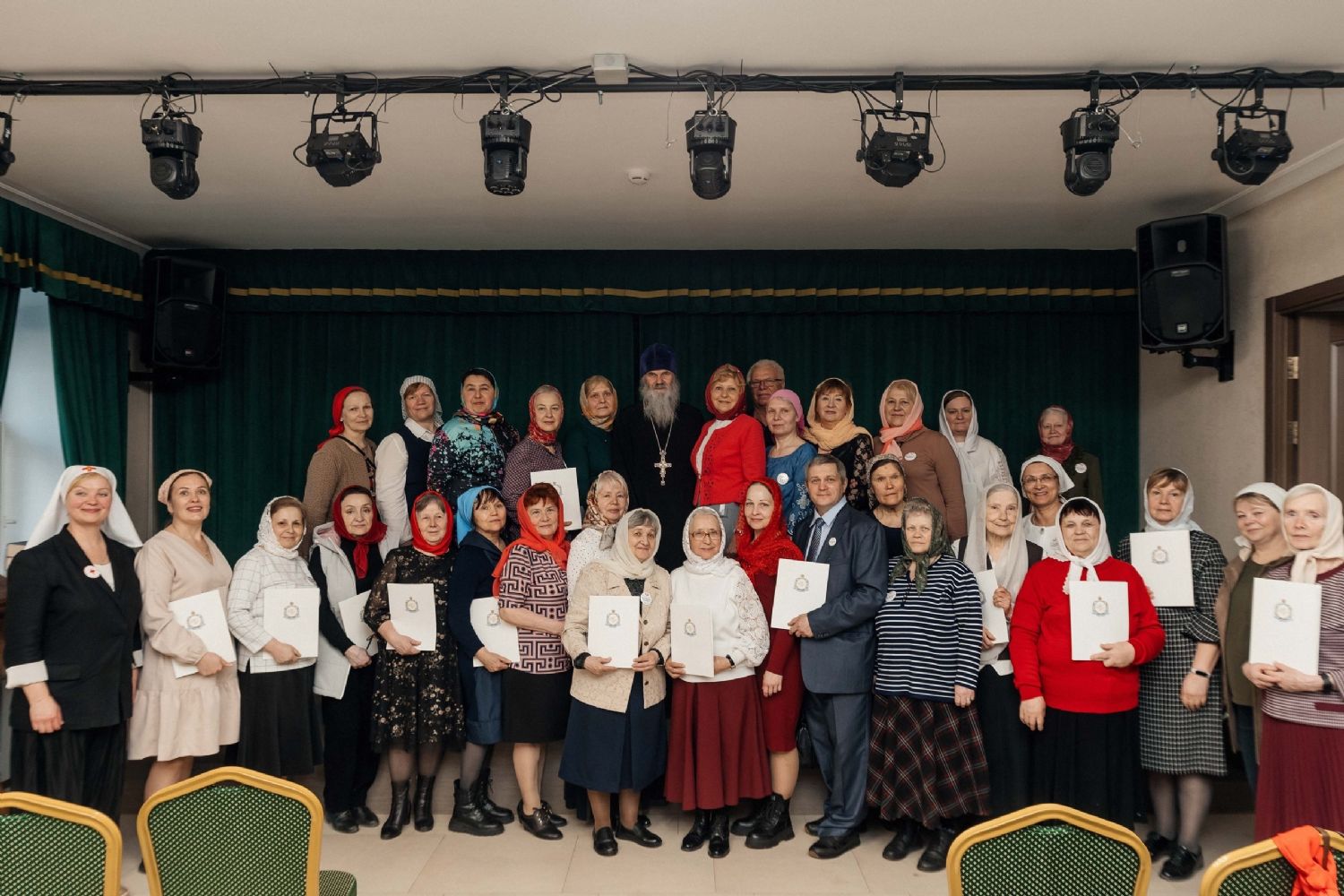 В день Жён-мироносиц митрополит Ростислав наградил волонтёров швейной мастерской Знаменского храма