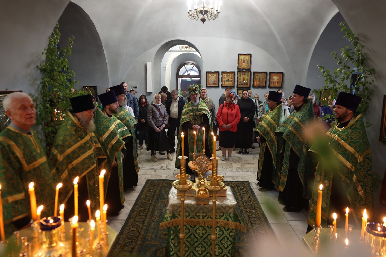 В канун праздника Святой Пятидесятницы в Знаменском храме совершили всенощное бдение