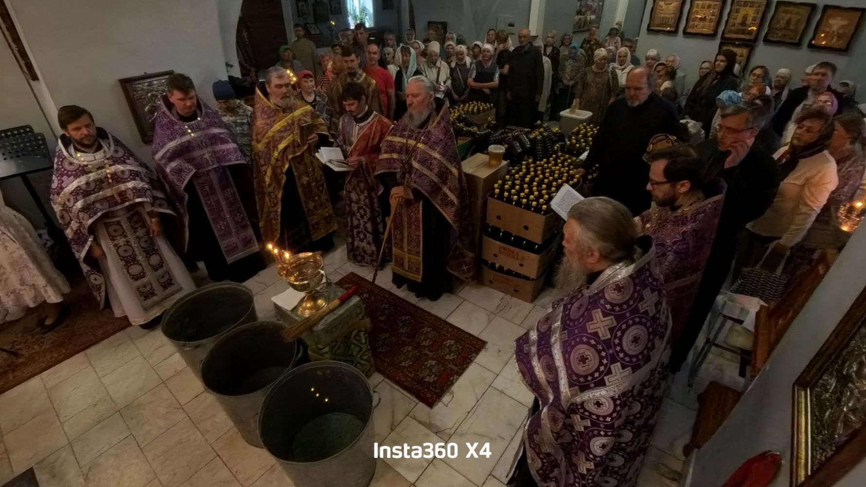 В Знаменском храме совершено праздничное богослужение и освящение меда в день Происхождения Честных Древ Животворящего Креста Господня