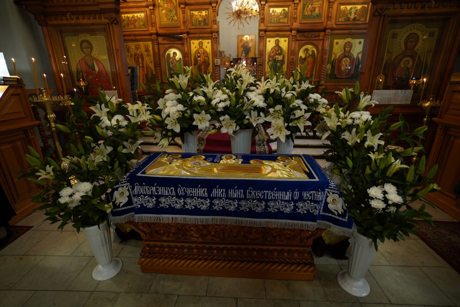 В канун праздника Успения в Знаменском храме совершено всенощное бдение с выносом Святой Плащаницы