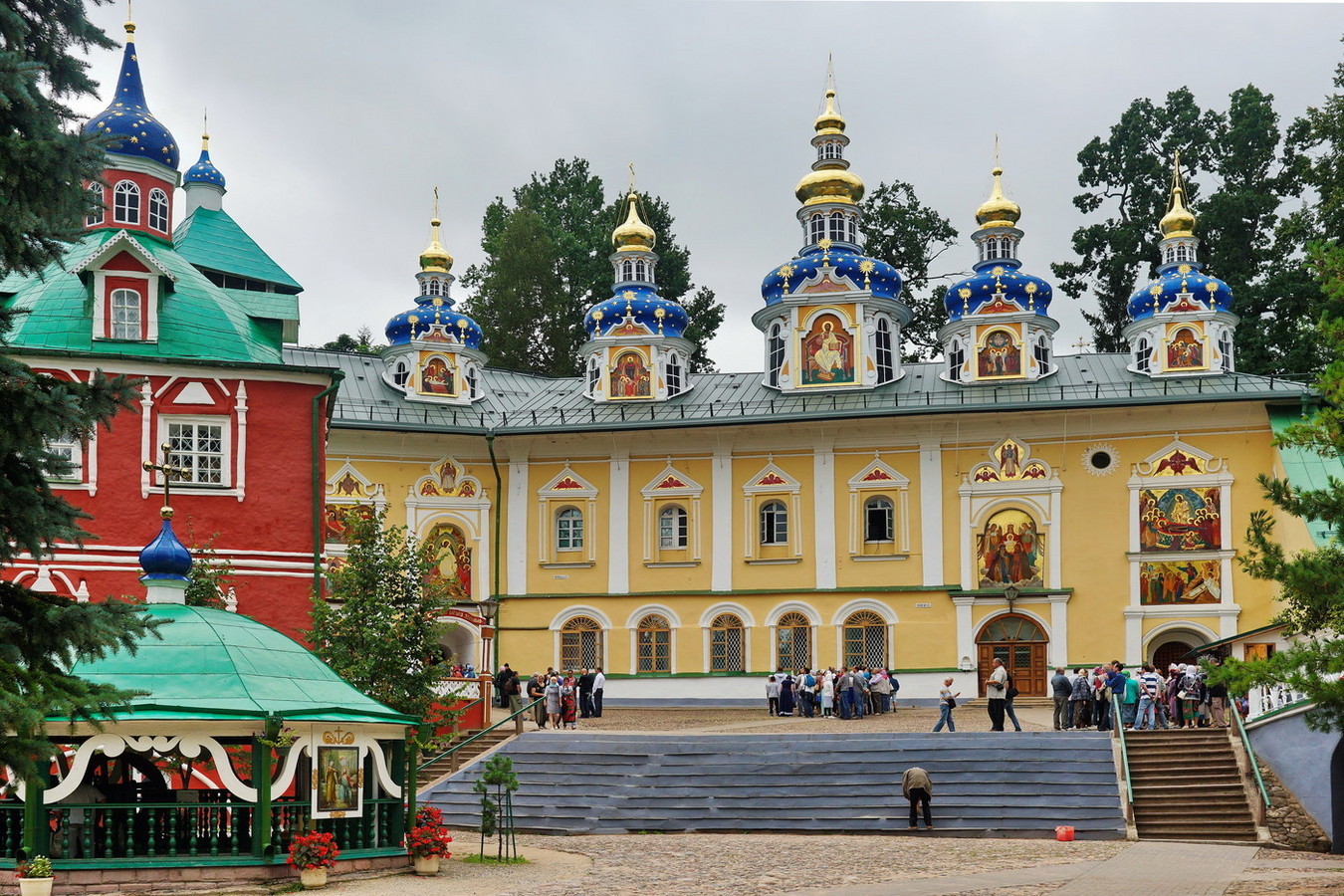 При содействии Знаменского прихода снята серия сюжетов о Псково-Печерском монастыре.