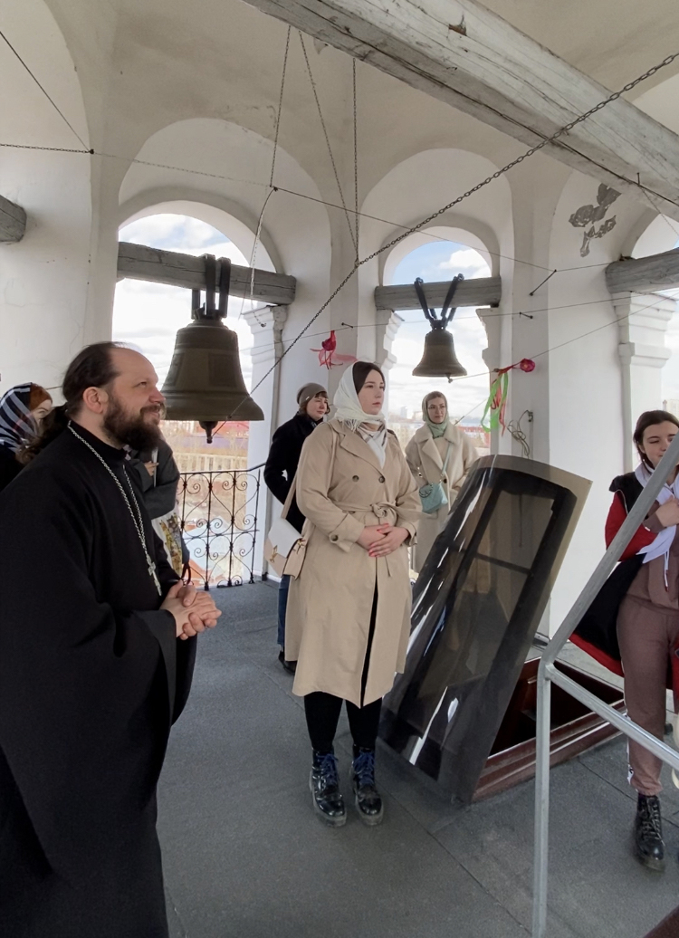 Томские студенты посетили Воскресенскую церковь с экскурсией