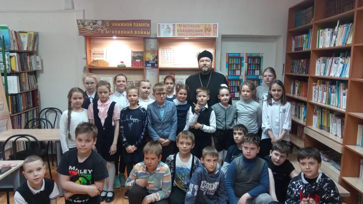 Настоятель Свято-Троицкой церкви г. Томска побеседовал с учениками гимназии о богатстве родного языка